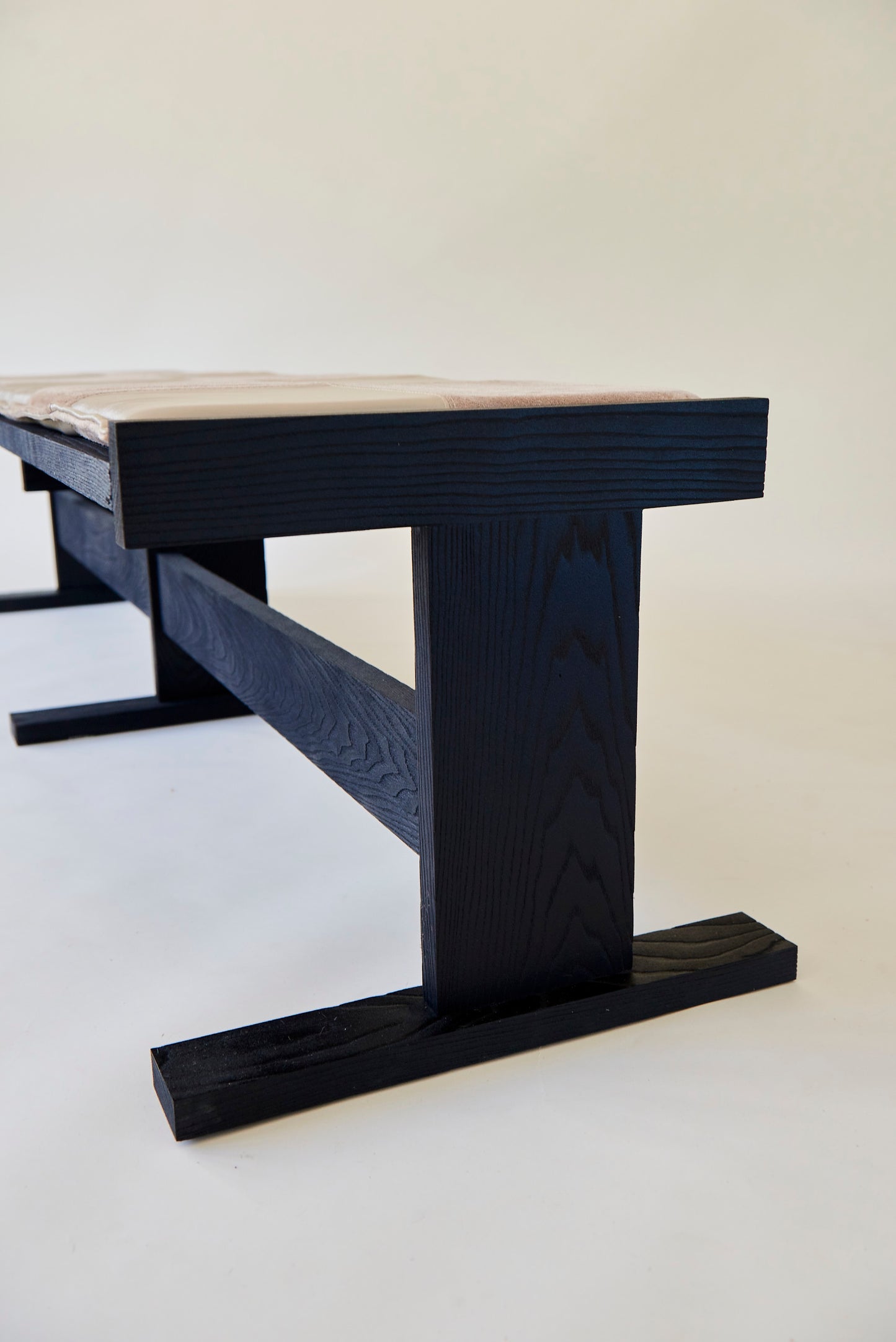 K Y R A | Bench